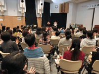 お話会の途中での簡単な手遊びの様子です。