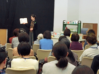 張替氏によるミニブックトークを交えた語りの実演の様子です。