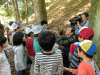 生き物の観察の仕方を聞く参加者