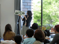 本の紹介を聞く参加者