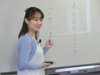 講師の瀬川嘉さんがホワイトボードを使って説明している様子です。