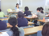 参加者も一緒にまどみちおの詩を声に出して練習している様子です。