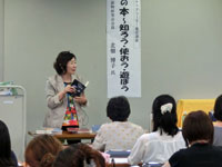 講師のきたはたひろこさんが宇宙の本のブックトークをしている様子です。