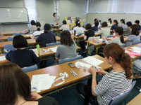 参加者も一緒にまほうのわを作っている様子です。