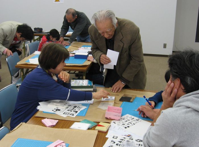 版画教室で、講師の先生の指導を受けている様子その3です。