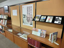 明治維新人物ギャラリー資料展示「『桜山歌集』と白石正一郎」の展示の様子です。