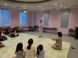 「トッキーさんのわらべ歌」で、楽しんでいる参加者