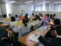 布を使ったわらべうたあそびをする受講者たち