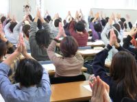 からだを使ったわらべうたあそびをする受講者の様子