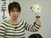 講師の加藤ときえさんが軍手を使った手作りのニワトリで「ととけっこー」を実演。