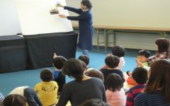 パネルシアターでお弁当の具材を入れる場所を指さす子どもたち