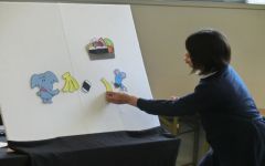 パネルシアター『となりのおべんとう』を演じる様子