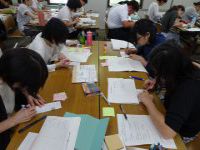 ４人グループでリーフレットを作成する様子