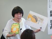 絵本と紙芝居の違いを説明する講師