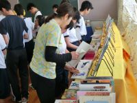 先生と本を選ぶ生徒たち