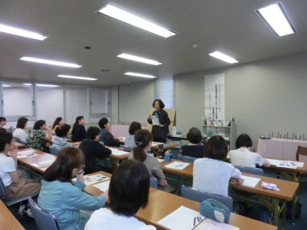 講師の実演を見る受講者