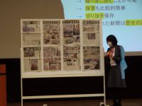 東日本大震災時の新聞を使って説明する講師