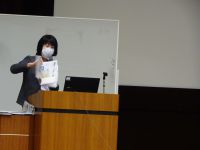 児童の新聞スクラップ帳を紹介する講師