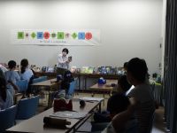 図書館職員が本の紹介をする様子