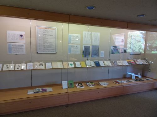 「やまぐちの現代詩人たち～礒永秀雄生誕100年を記念して～」の展示の様子です。