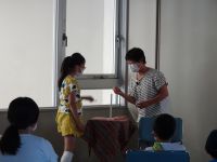 おはなしのろうそくを消す子ども