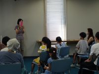 おはなし小箱の方が本の紹介をする様子