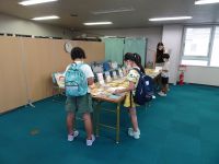 展示された本を読む参加者